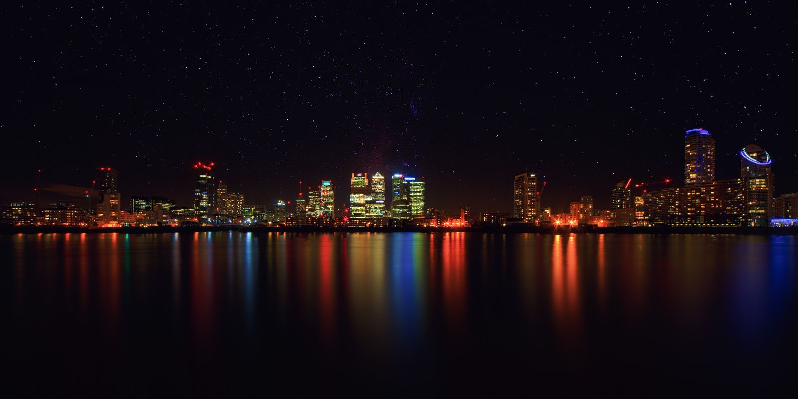 Skyline of a Modern City with Illuminated Buildings at Night — Caça a souvenirs em Mozambique com conversão de moeda ao vivo no bolso.