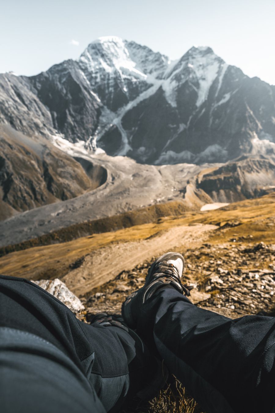 person sitting on a mountain — Tempo de ilha, tempo online: balsas, praias e sinal cheio.