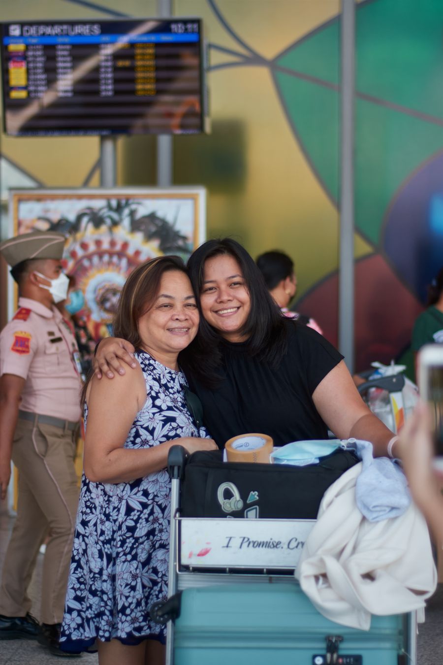 affectionate mother and daughter — Escritório-café: hotspot rodando, videochamada estável, sem roleta de Wi-Fi de hotel.