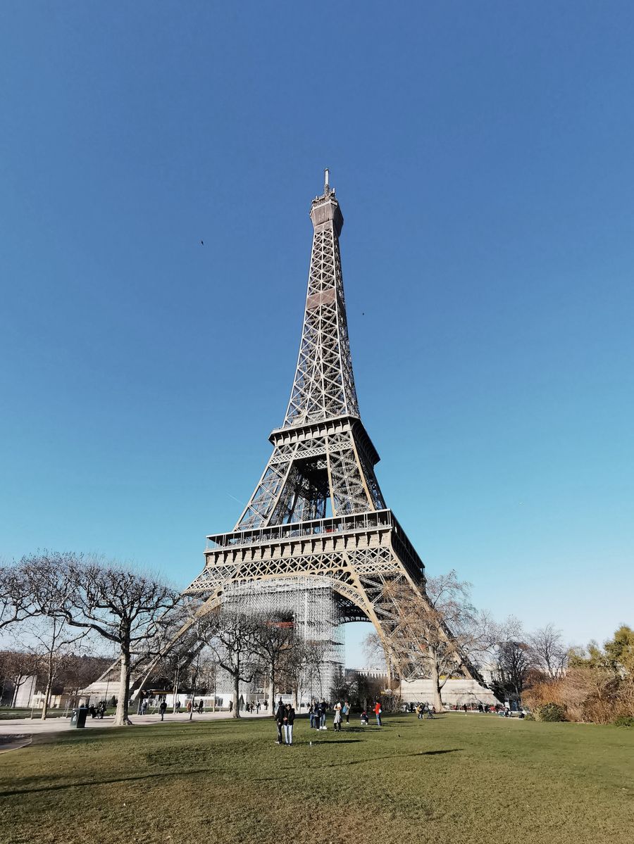 eiffel tower under blue sky