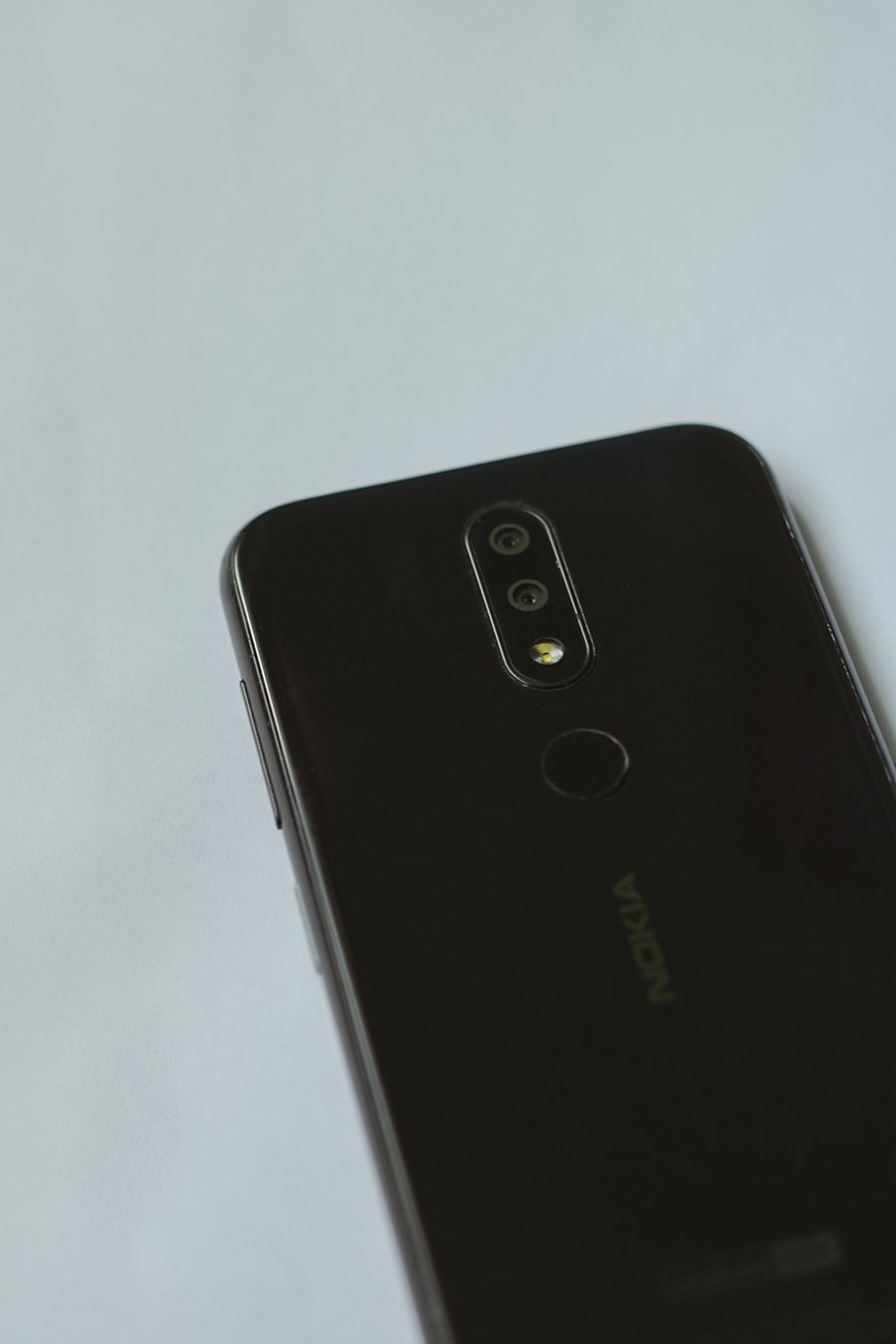 black smartphone in close up photography — Trilha acima de Mozambique: o pin do início compartilhado com o grupo.
