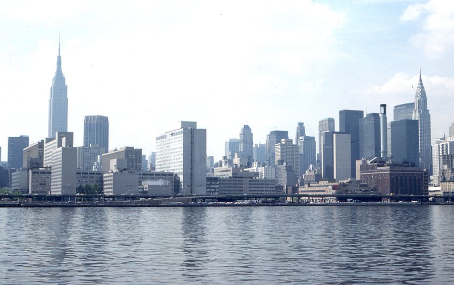 city skyline — Trilhas fora de COUNTRY: mapas offline baixados, por via das dúvidas.