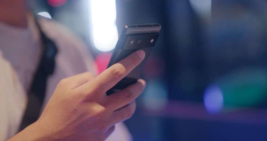 a person holding black smartphone — Docs: A recuperação do voo noturno: early check-in do hotel arranjado no meio do voo.
