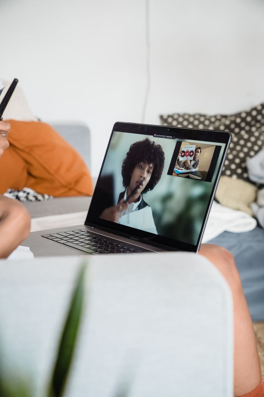 woman in video meeting at work — Praças de Brazil depois de escurecer — o eSIM não tem horário comercial.