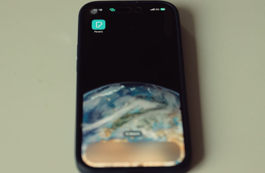 smartphone with earth wallpaper — Support: A correção para a maioria dos problemas: alterne o modo avião, confira a linha eSIM.