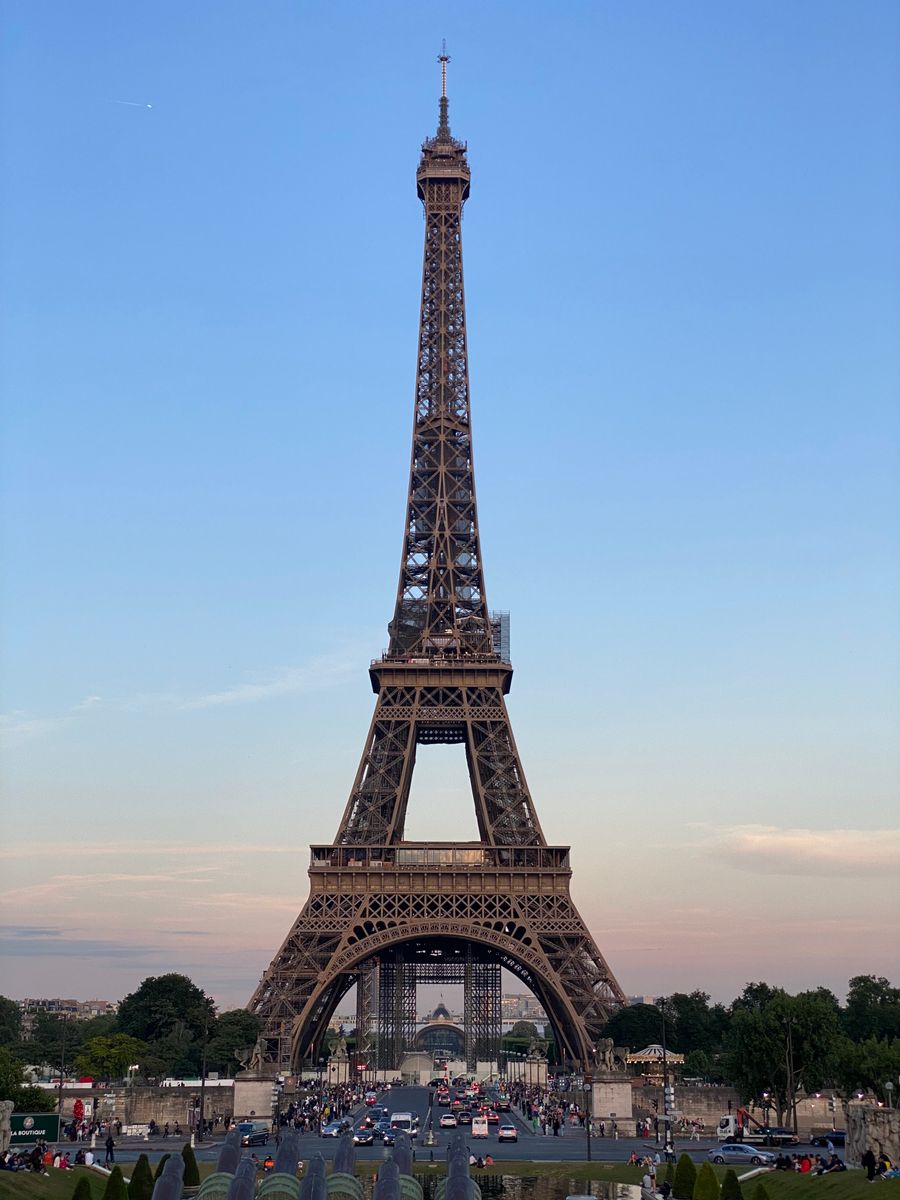 view of the eiffel tower at sunset paris france — Chuva em São Tomé and Príncipe? A conexão segura — o clima não limita os dados.