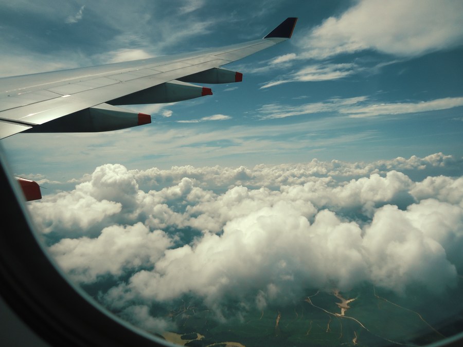 clouds seen from an airplane — Seu WhatsApp mantém seu número atual na linha de dados.