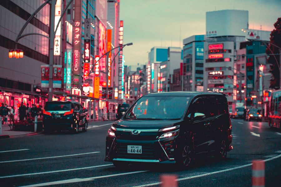 black toyota noah driving down the street in tokyo — São Tomé and Príncipe totalmente mapeado — a navegação funciona no segundo em que você sai.
