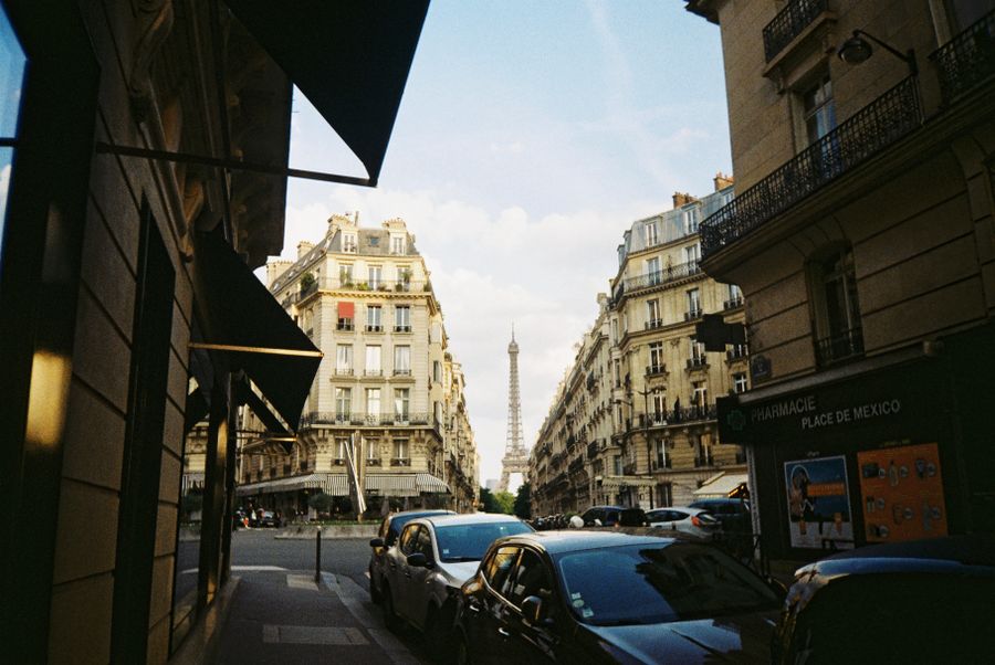 traffic on a street in paris — Dirigindo por Angola: o trânsito ao vivo desvia do engarrafamento.