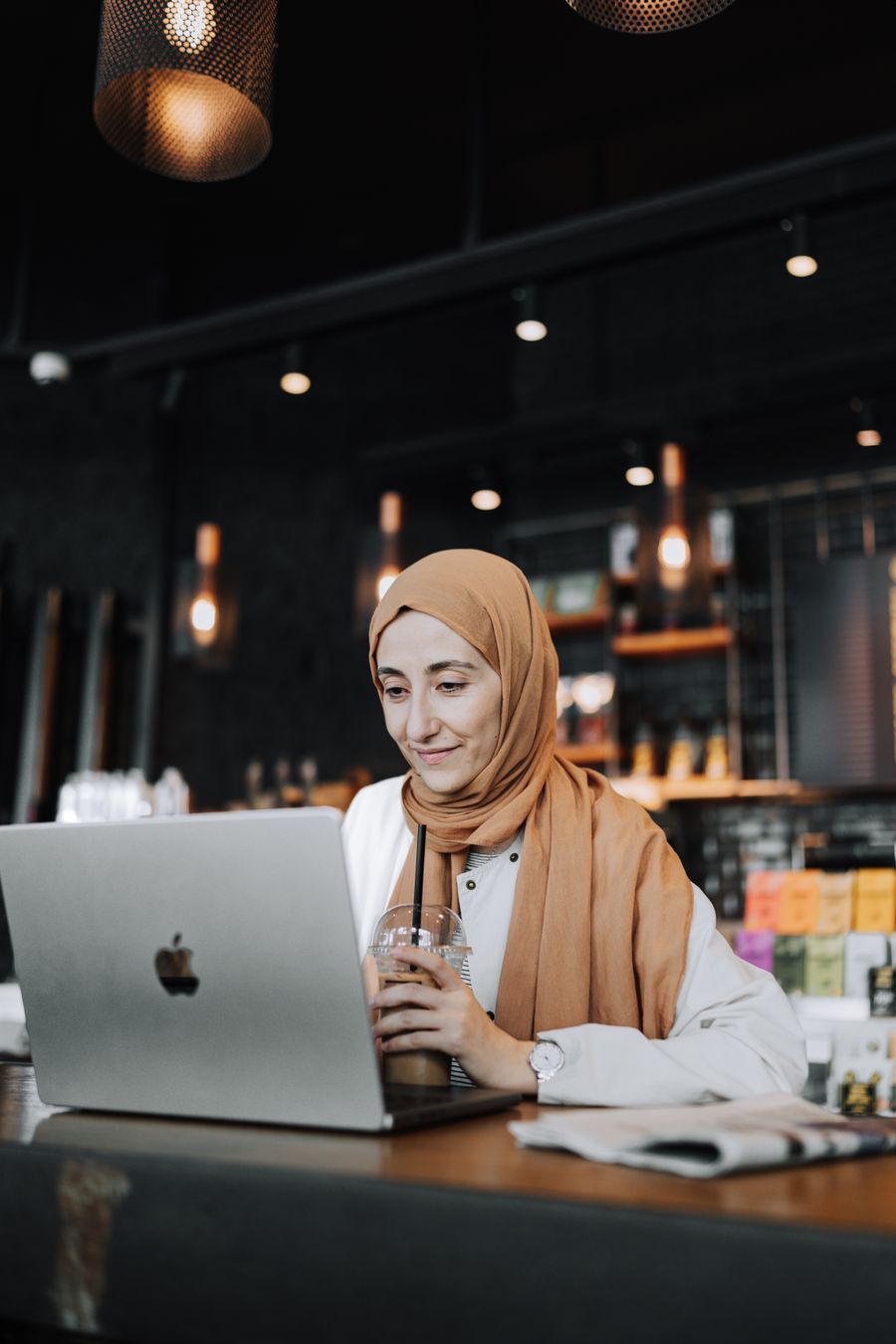 woman using laptop at cafe — Changelog: Grupo da família: localização compartilhada, planos de jantar resolvidos em minutos.