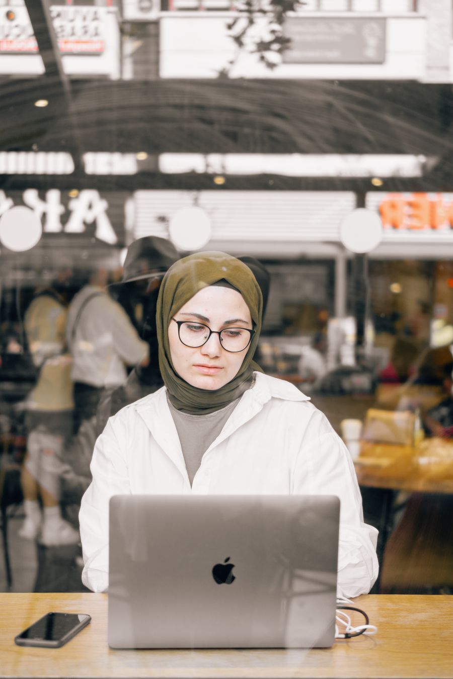 woman using a laptop in a restaurant — Developers: Rate limits generosos e documentados — sem 429 de surpresa.