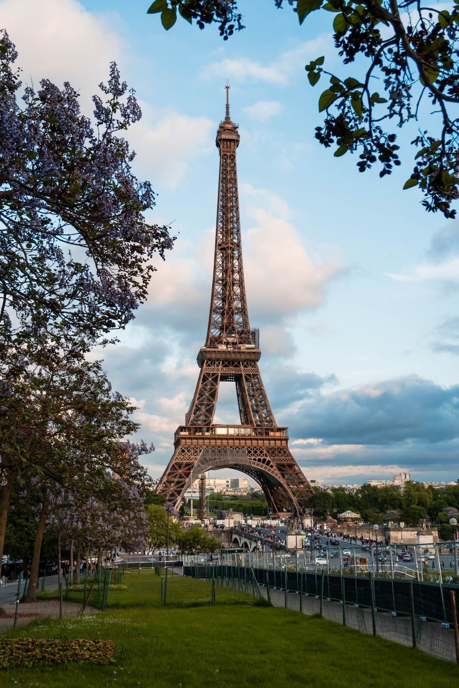 eiffel tower in paris — Sua segunda linha: um número virtual real com voz e SMS, no mesmo celular.