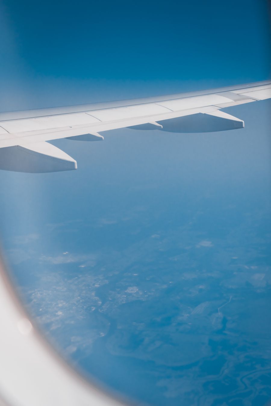 view from an airplane window — O trajeto em Cabo Verde: podcasts, mensagens e mapas, sem zonas mortas.