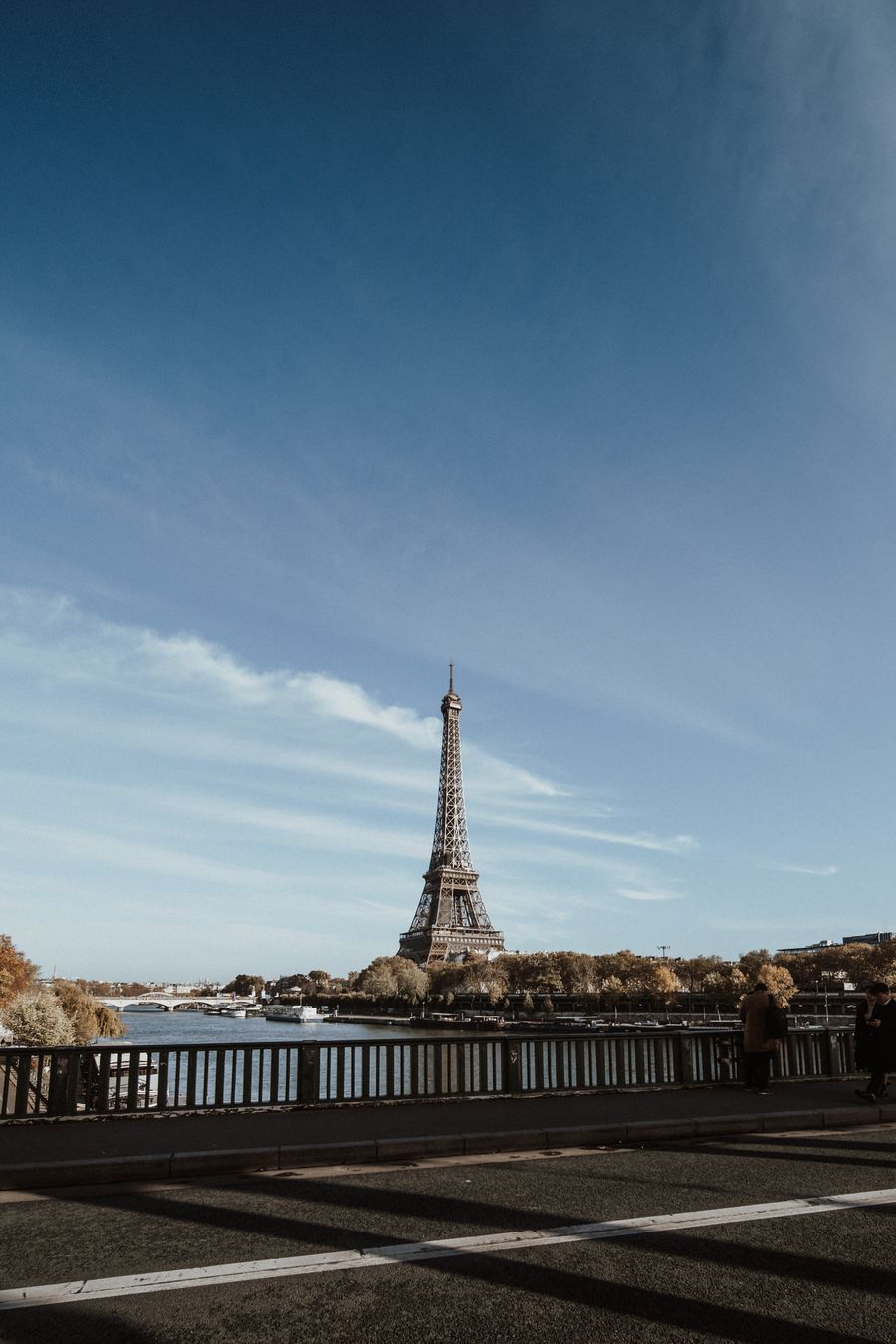 eiffel tower in paris — Estradas costeiras além de Cabo Verde: o mapa acompanha onde quer que você vá.