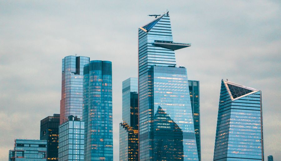 futuristic skyscrapers in midtown manhattan in new york city — Estradas costeiras e estradinhas — o mapa acompanha onde quer que você vá.