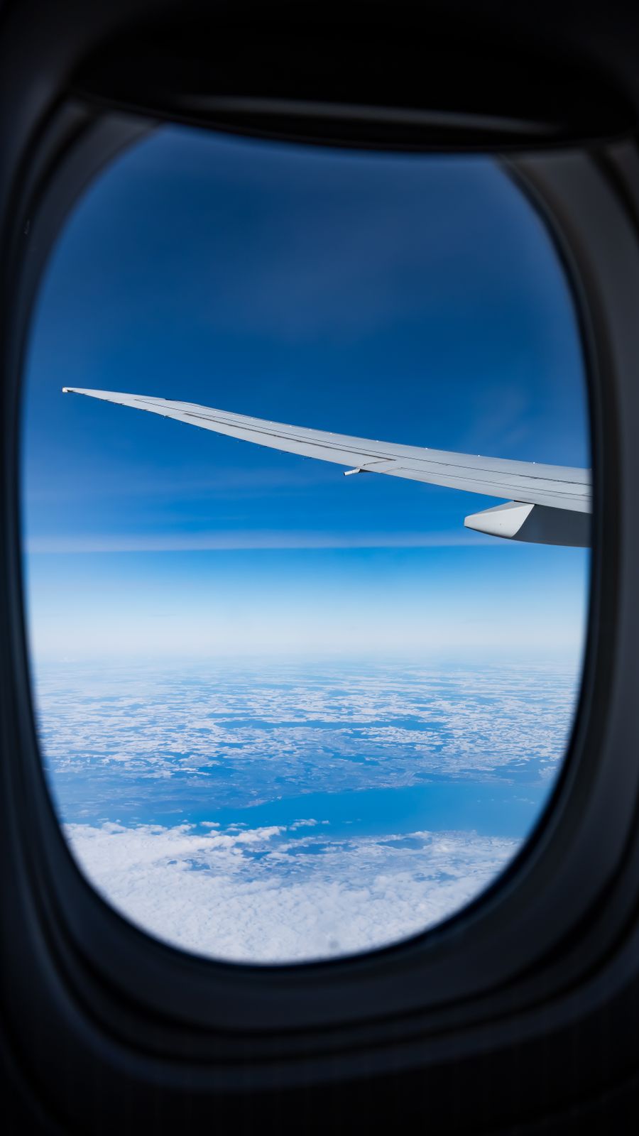 wing of flying airplane — Noites em Timor-Leste: planos de jantar, corridas e avaliações, tudo na hora.