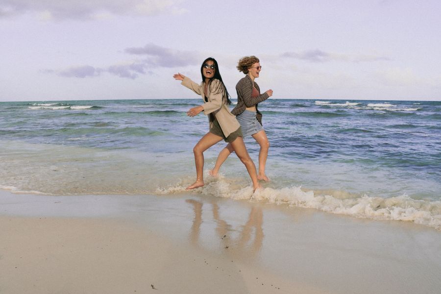 smiling women running on sea shore — Dirigindo por Brazil: o trânsito ao vivo desvia do engarrafamento.