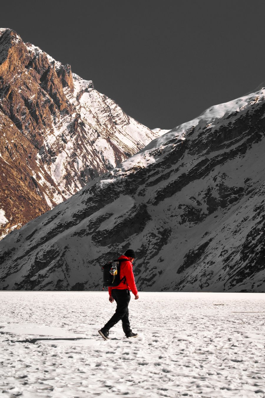 man in a mountain valley covered with snow — A road trip por Guinea-Bissau: paradas de combustível planejadas, playlist baixada, mapa offline.