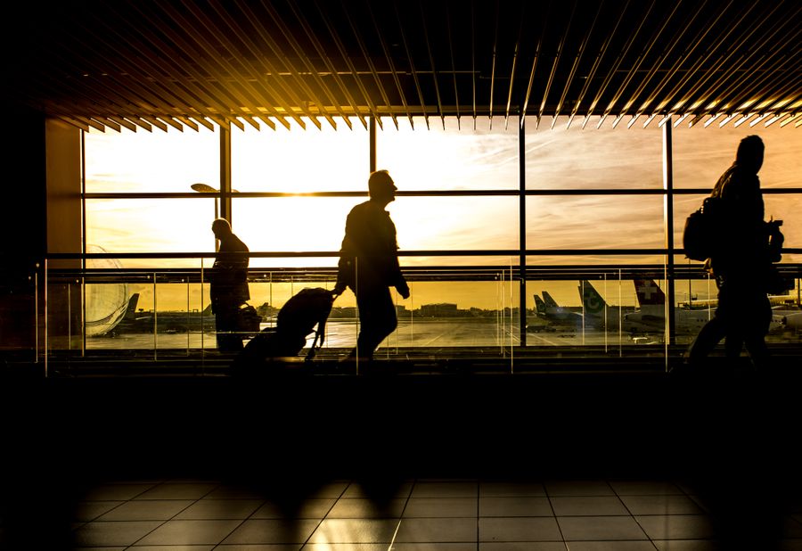 silhouette of person in airport — O painel mostra as duas linhas: uso de dados e histórico de chamadas, lado a lado.
