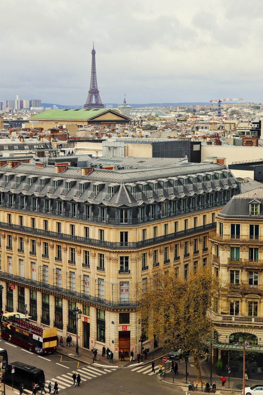 eiffel tower and building — Mercados de Mozambique: pechinche com o conversor aberto, pague com um toque.