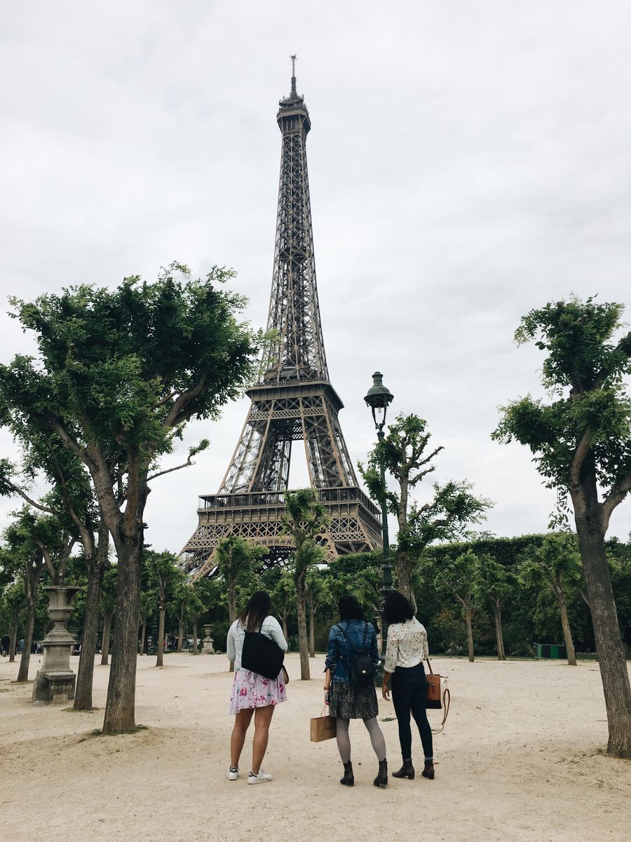 three women watching the eiffel tower — Travessias de fronteira sem papelada: fotos de documentos guardadas no celular.
