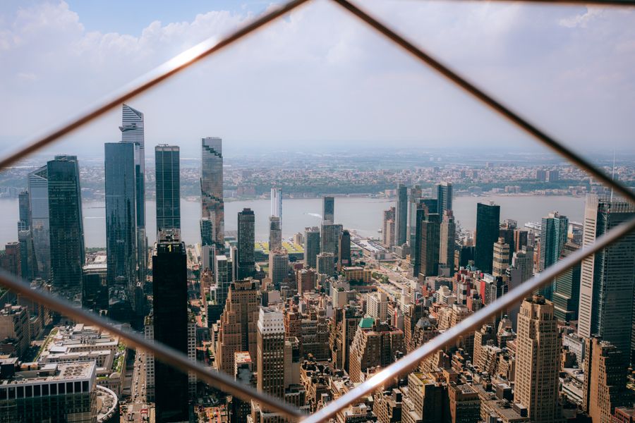 skyscrapers in manhattan in new york — Tardes de museu com audioguias em streaming, sem buffering.