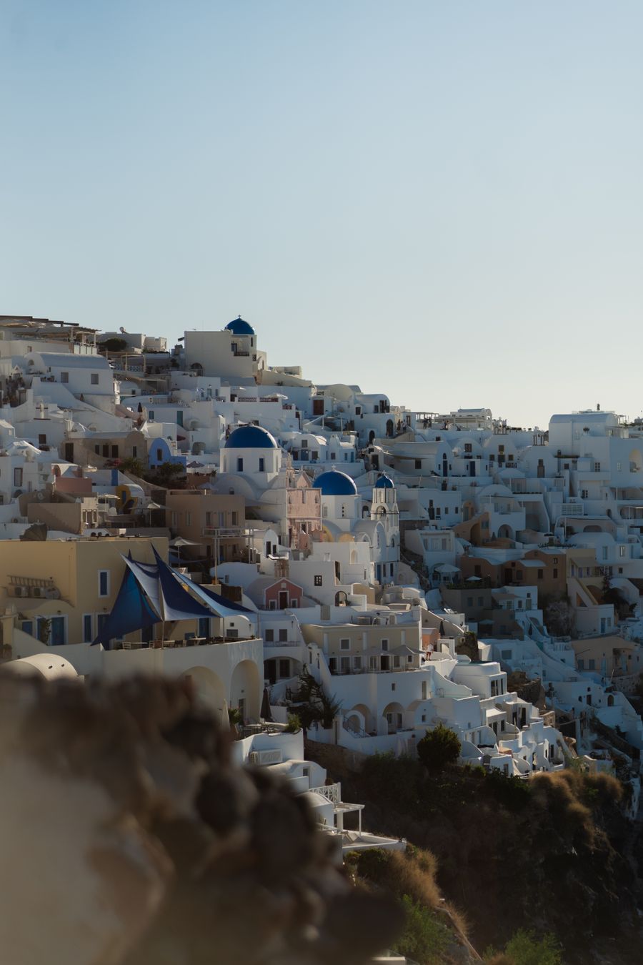 the view of a white building on a hillside — O distrito financeiro de Cabo Verde: o hotspot sustenta a reunião inteira.