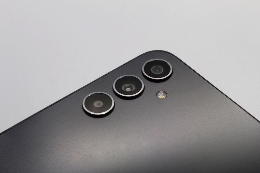 modern smartphone triple camera close up shot — From departure lounge to arrival hall, the data never drops.