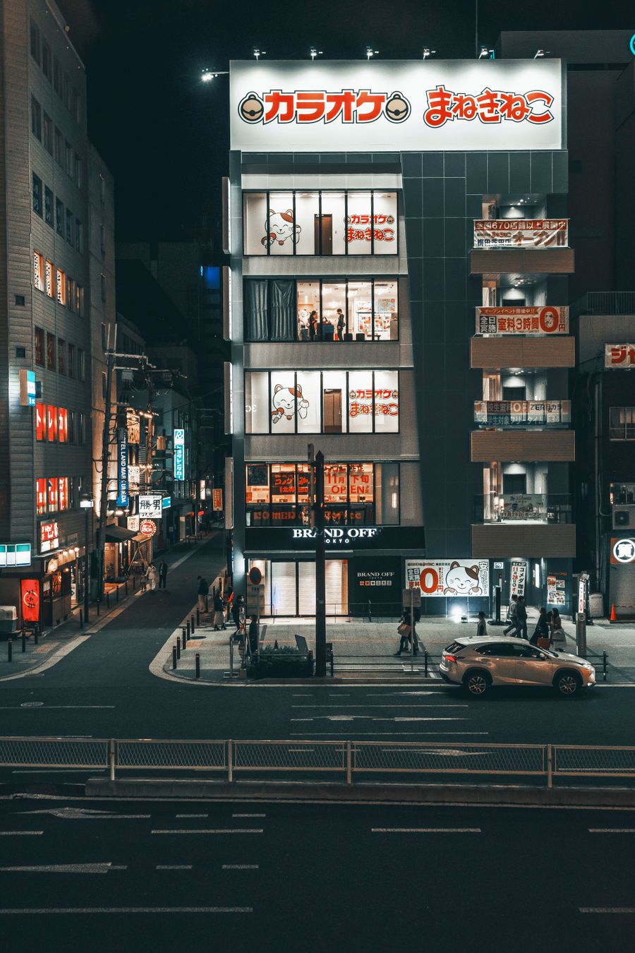nighttime urban scene of japanese street and karaoke — Os grupos seguem ativos em cada fronteira ao redor de COUNTRY.