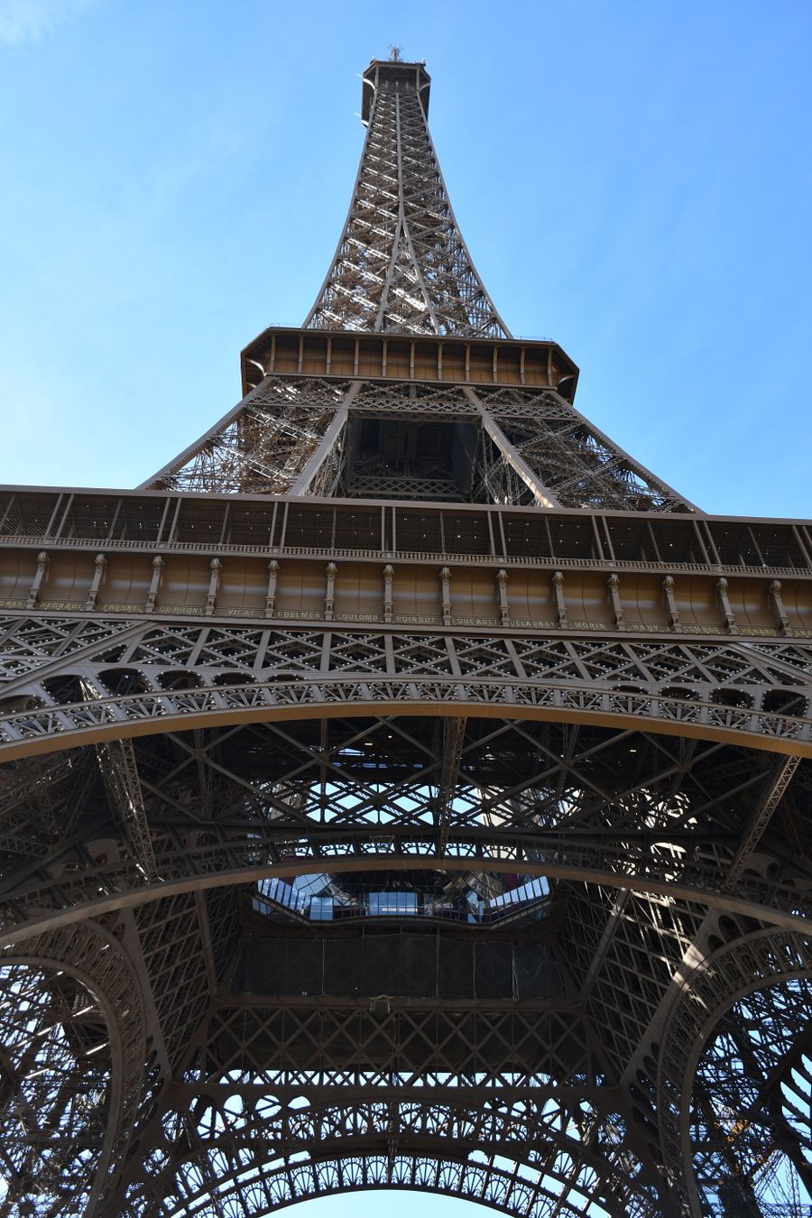 dramatic view of the eiffel tower in paris — O eSIM funciona no segundo em que você o ativa — sem atraso de ativação.