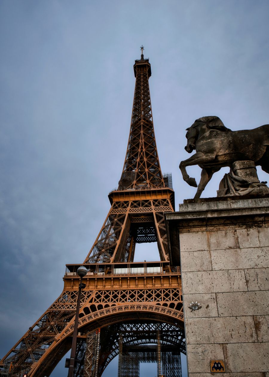 eiffel tower and statue in paris at dusk
