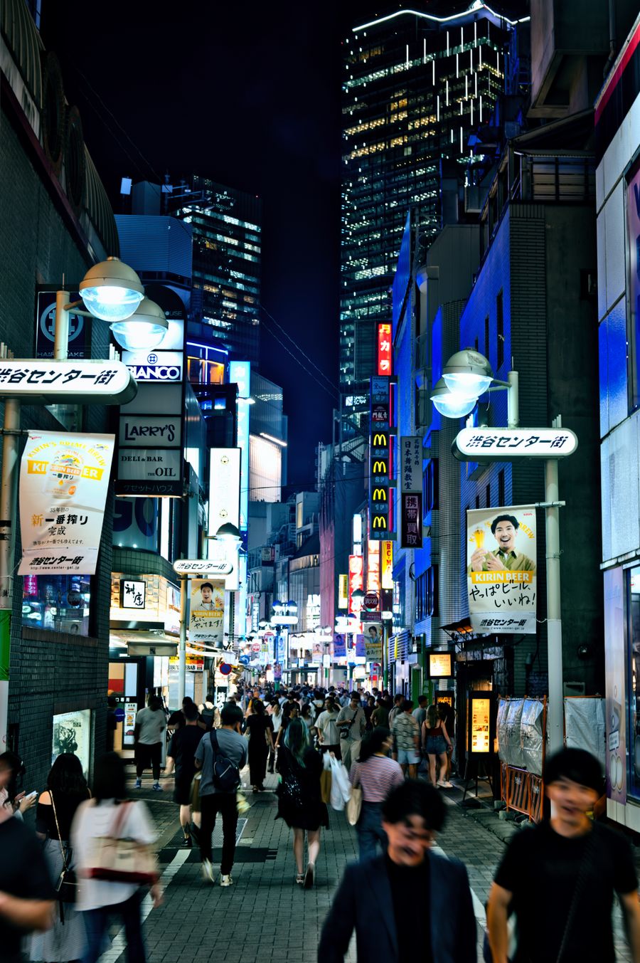 lively nightlife in shibuya tokyo street — Coworking no exterior: notebook no tethering, chamadas nítidas, prazos cumpridos.