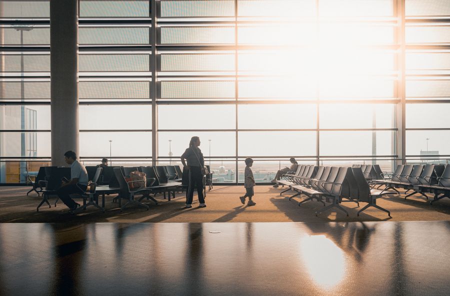 modern airport terminal with travelers at sunrise — Changelog: Vistas do porto com sinal cheio: cobertura onde os viajantes realmente vão.