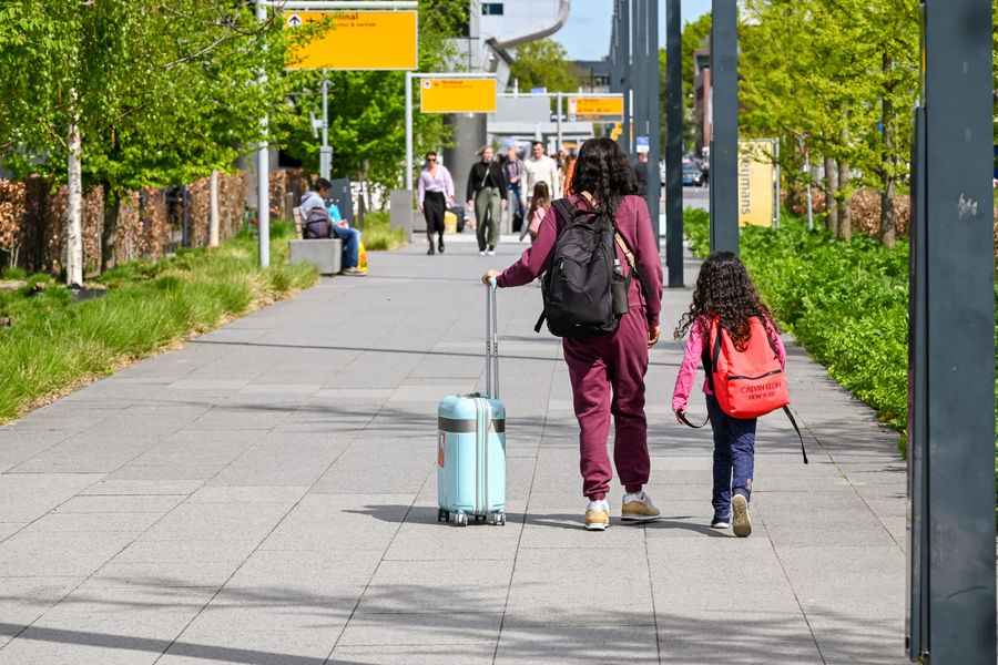 mother and daughter walking at eindhoven airport — No account, no install, no waiting — Dual-SIM Setup Guide loads and answers.