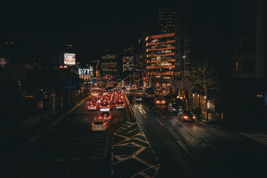 nighttime cityscape of tokyo streets — Developers: Vistas do porto com sinal cheio: cobertura onde os viajantes realmente vão.