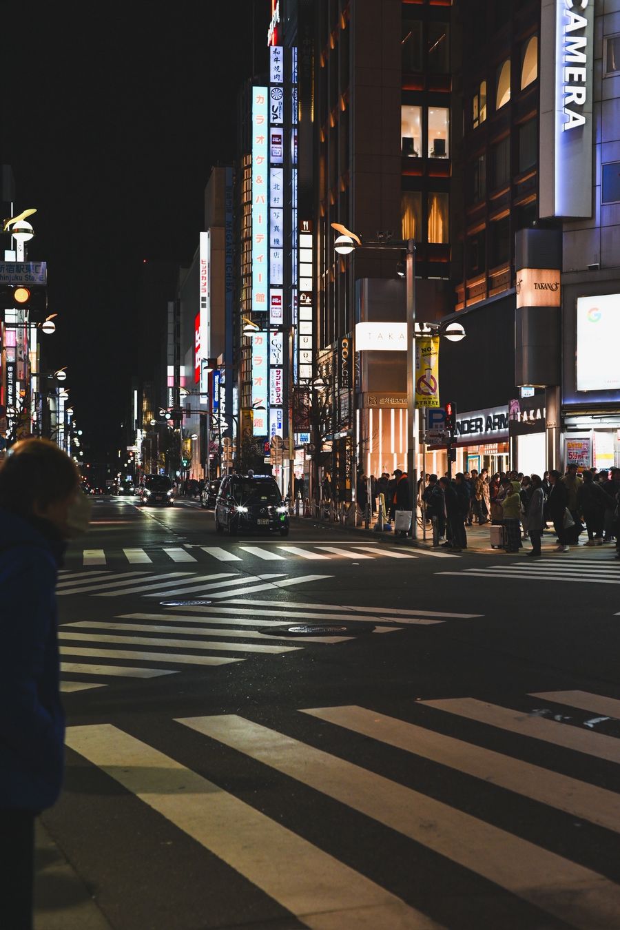 vibrant nightlife in tokyo s busy streets — A viagem de negócios: deck do cliente sincronizado, videochamada do táxi.