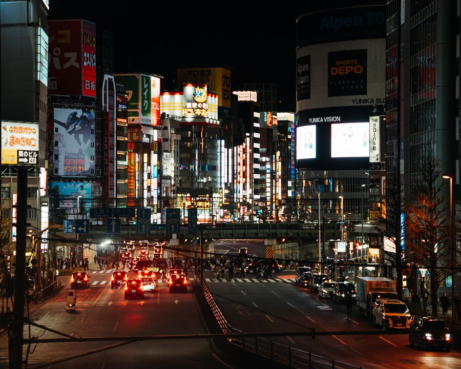 vibrant night cityscape of shinjuku tokyo — O saguão de chegadas de Brazil: online antes da esteira de bagagem, sempre.