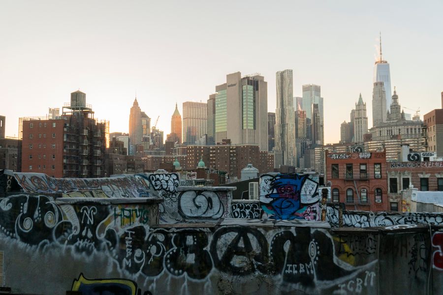 graffiti laden rooftop overlooking new york skyline — Trilha acima de Guinea-Bissau: o pin do início compartilhado com o grupo.