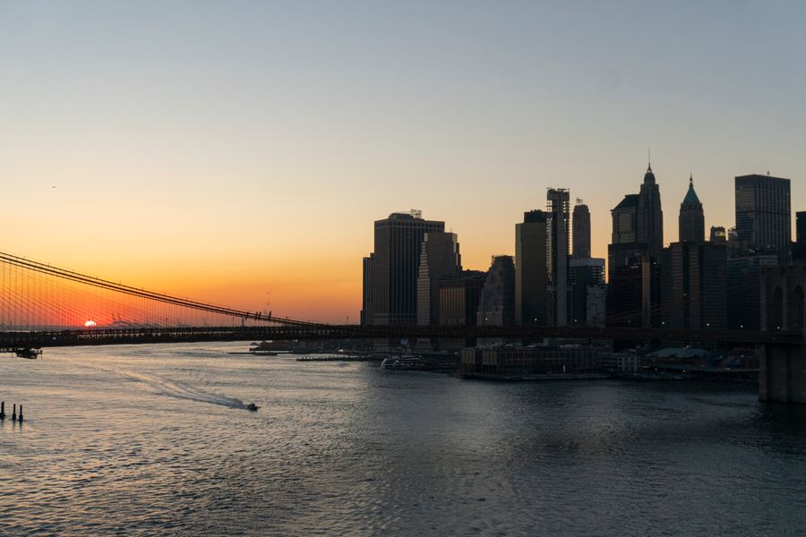 brooklyn bridge and manhattan skyline at sunset — Changelog: A viagem de negócios: deck do cliente sincronizado, videochamada do táxi.