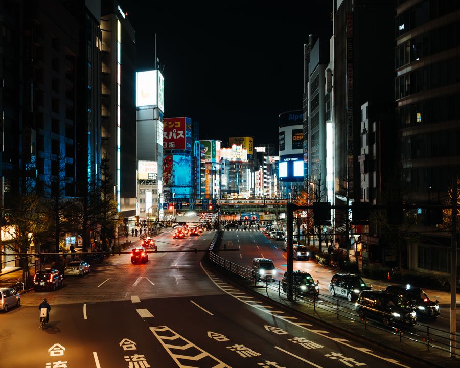 vibrant night scene of tokyo s neon lit streets — O distrito financeiro de São Tomé and Príncipe: o hotspot sustenta a reunião inteira.