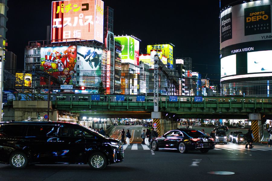 vibrant nightlife in tokyo s shinjuku district — Nascer do sol sobre Timor-Leste: clima checado, botas calçadas, dados ligados.