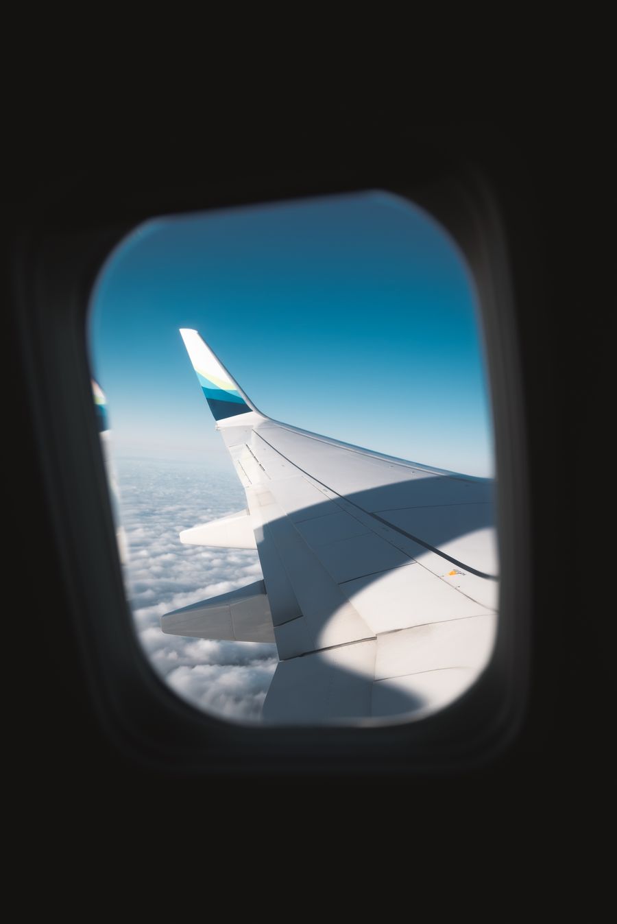 white airplane wing — Dados-primeiro: mapas, mensagens e navegação funcionam; seu número fica como está.