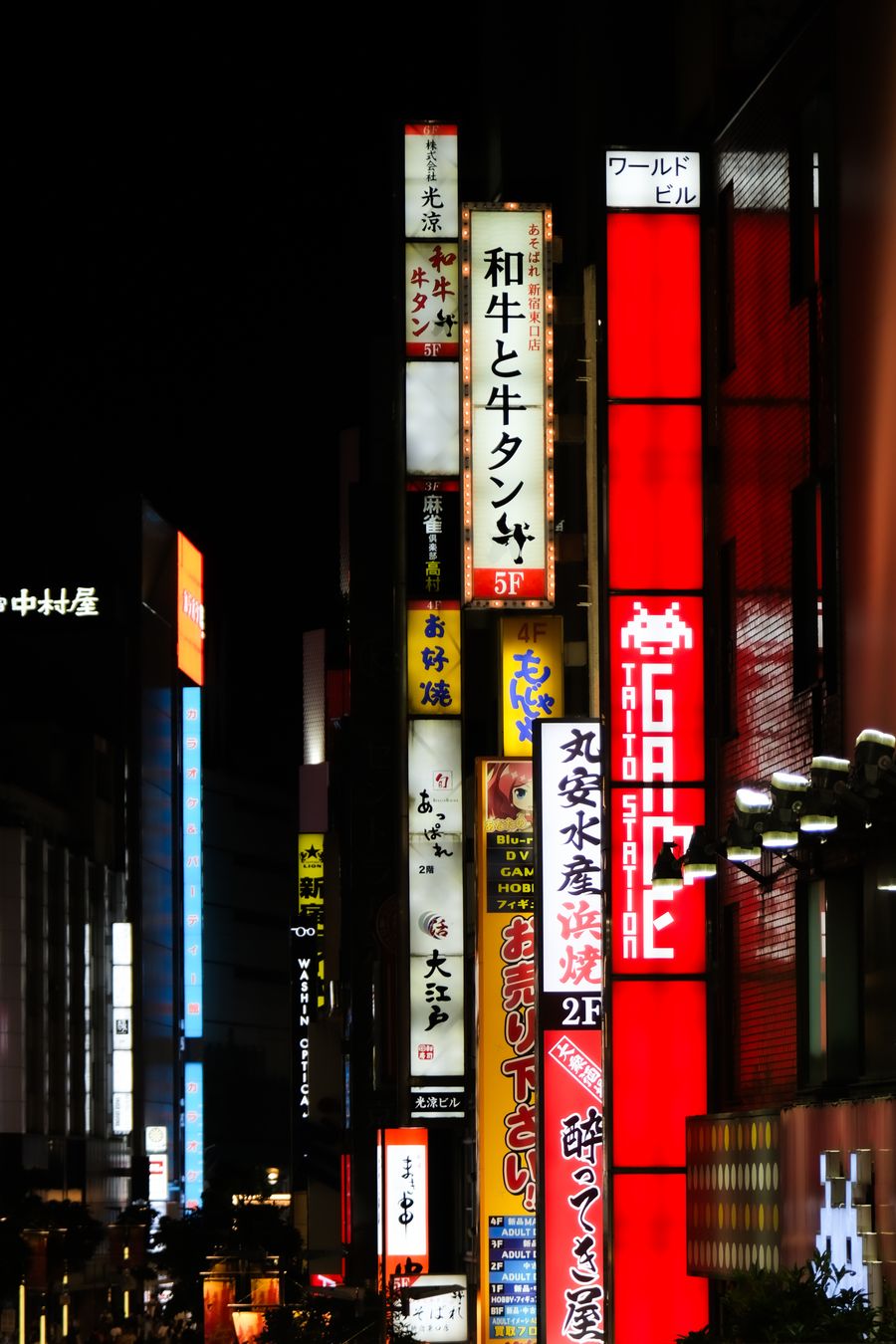 vibrant tokyo nightlife with neon signs — A chegada moderna: online antes de o sinal do cinto apagar.