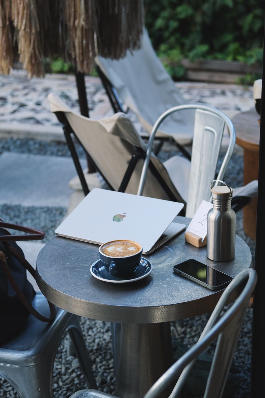 outdoor workspace with coffee and laptop — Interior de Guinea-Bissau: a fazenda encontrada, o código do portão nas mensagens.