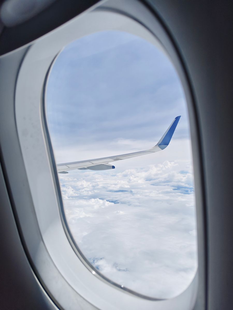 view of airplane wing and clouds from cabin — No nível da rua: navegação, corridas e avaliações, tudo na hora.