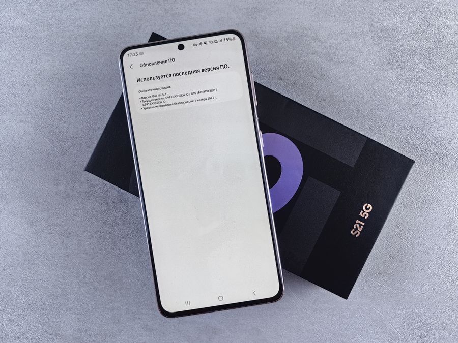 modern smartphone displaying software update screen — O metrô de Timor-Leste: entre com um toque do celular, sem fila na máquina.