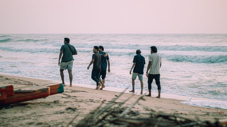 group of friends walking along beach — Escritórios-café em Cabo Verde: hotspot firme, sem roleta de Wi-Fi de hotel.