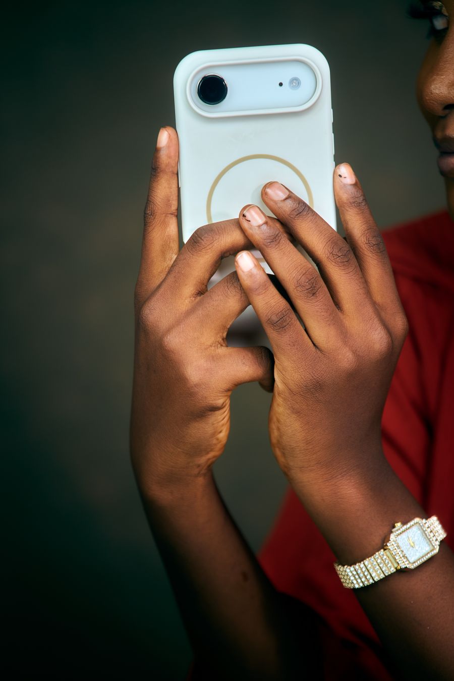 person holding smartphone with stylish case — O saguão de chegadas de São Tomé and Príncipe: online antes da esteira de bagagem, sempre.