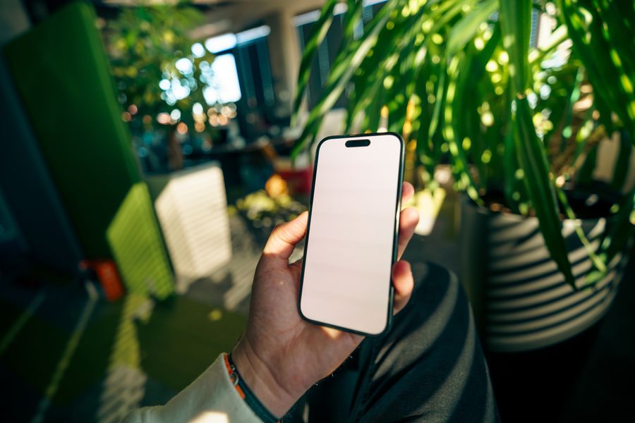 modern workspace with smartphone and greenery — Dois minutos, três passos: escolha um plano, escaneie, pouse conectado.