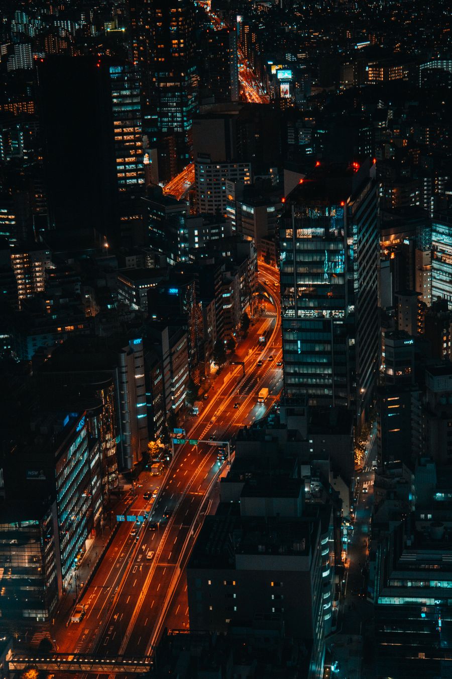 aerial night view of shibuya tokyo skyline — Perdido na medina, achado pelo GPS: o ponto azul nunca mente.